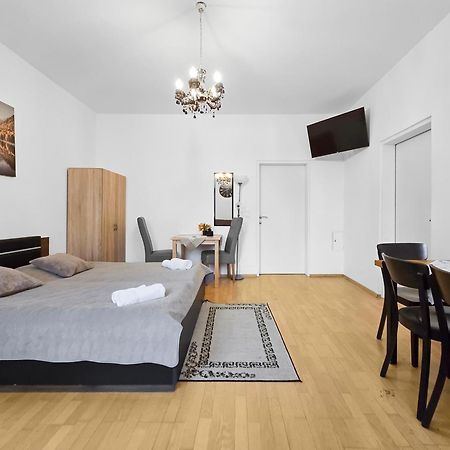 Three King-Size Beds, Three Bedrooms Wien Exteriör bild